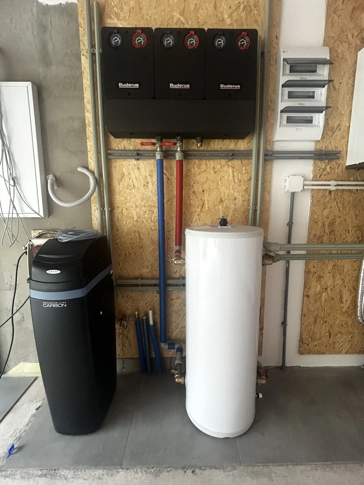 Zbiorniki i osprzęt instalacji grzewczej w maszynowni w Baszkówce
