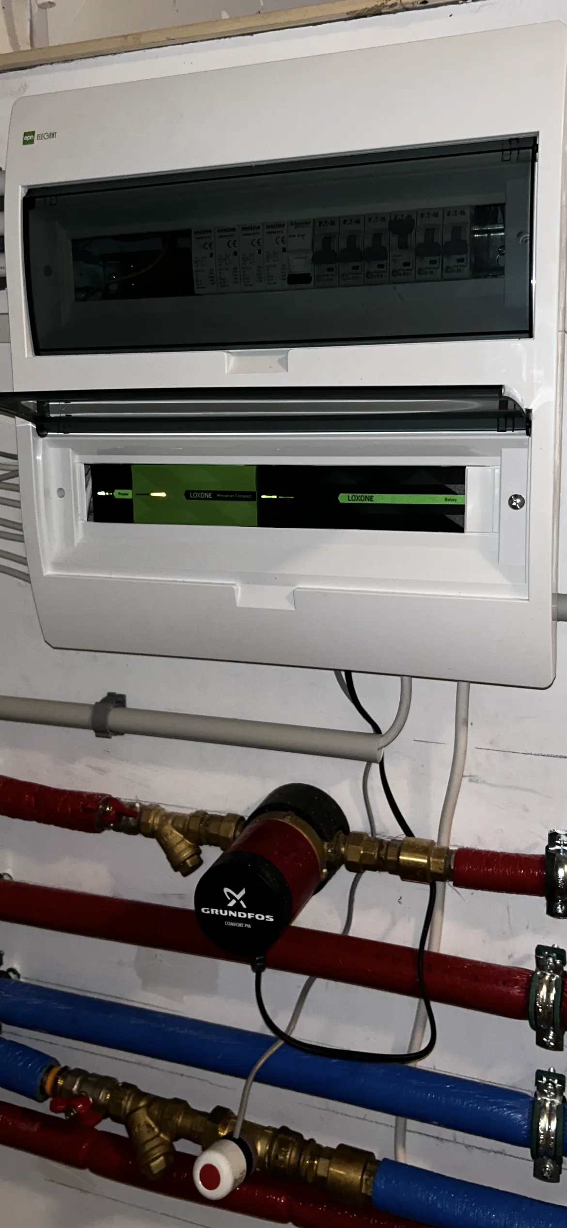 Rozdzielnica automatyki Loxone Miniserver Compact sterującej instalacją w kotłowni w Błoniu.